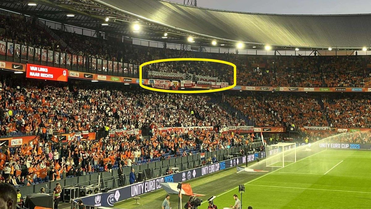 WP SportoweFakty / Mateusz Skwierawski / Na zdjęciu: baner w sektorze polskich kibiców podczas meczu el. MŚ 2026 w Rotterdamie