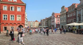 Nagabują przechodniów i zapraszają do klubów go-go. "To wstyd dla Poznania"