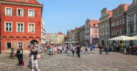 Nagabują przechodniów i zapraszają do klubów go-go. "To wstyd dla Poznania"