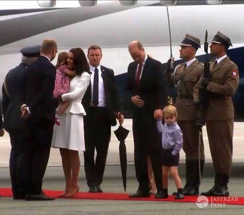 Księżna Kate wita się z przedstawicielami ambasady brytyjskiej