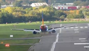 Boeing 737–800 Jet2 zjechał z pasa w Birmingham. Trwa dochodzenie