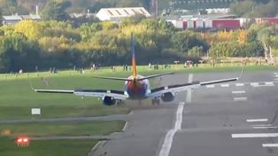 Boeing 737–800 Jet2 zjechał z pasa w Birmingham. Trwa dochodzenie