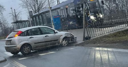 Wrocław. Wypadek na ul. Kosmonautów. Utrudnienia w ruchu
