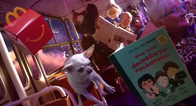 Autobus do magicznego świata książek reklamuje Happy Meal w McDonald’s