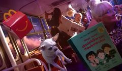 Autobus do magicznego świata książek reklamuje Happy Meal w McDonald’s
