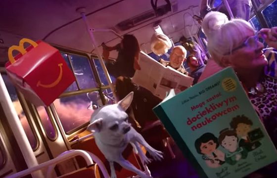 Autobus do magicznego świata książek reklamuje Happy Meal w McDonald’s