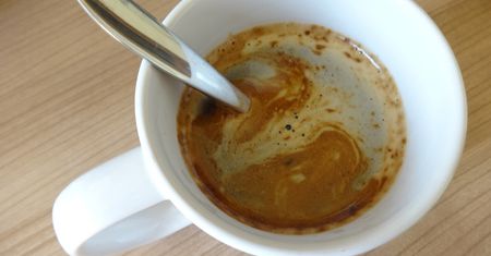 Ten napój wygrywa z kawą. Stawy przestaną boleć i strzelać, a ty poczujesz przypływ sił