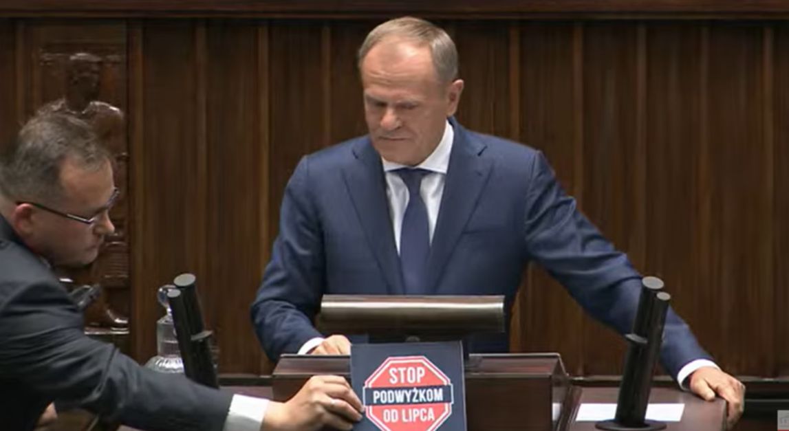 Poseł PiS wtargnął na mównicę. Przerwał wystąpienie Donalda Tuska