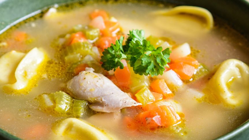 Zupa z tortellini i kurczakiem na andrzejki