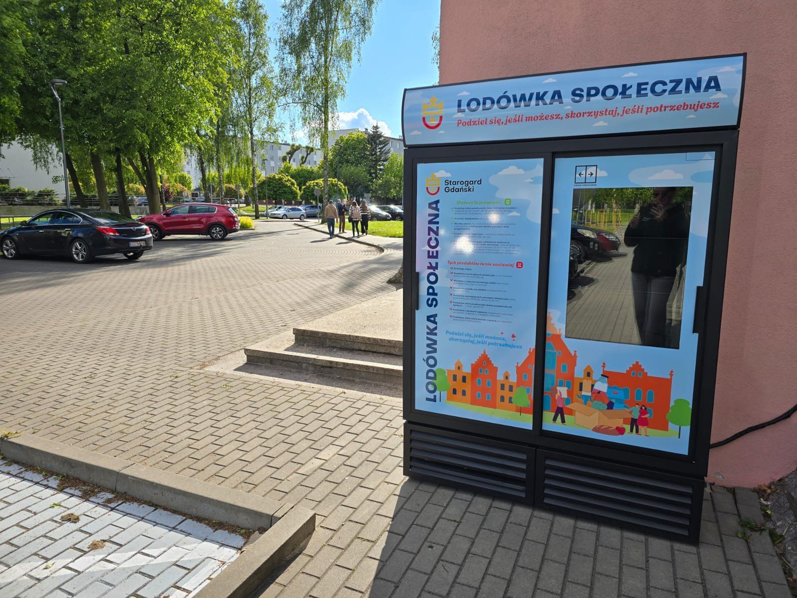Lodówki społeczne to miejsca, w których można podzielić się jedzeniem