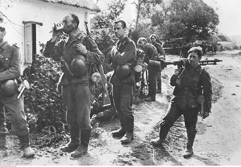 Grupa niemieckich żołnierzy biorących udział w opercji „Cytadela”