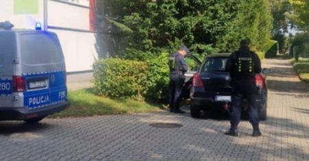 Przyjechała po dzieci do szkoły. Twierdzi, iż nie wiedziała, że jest pijana