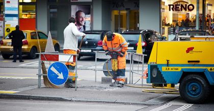 Minimalna stawka godzinowa. Szwed: 13 zł za godzinę to minimum, żeby przeżyć