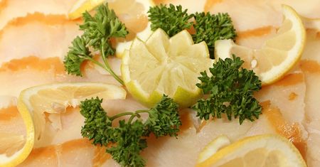 Gotowany halibut ze skórą