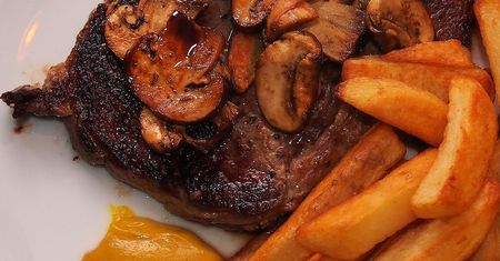 Grillowany stek z antrykotu z kością (mięso i tłuszcz)