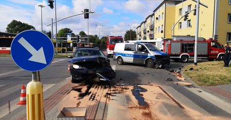 Tarnowskie Góry. Kierowca BMW wjechał w radiowóz na sygnale. Ranni policjanci