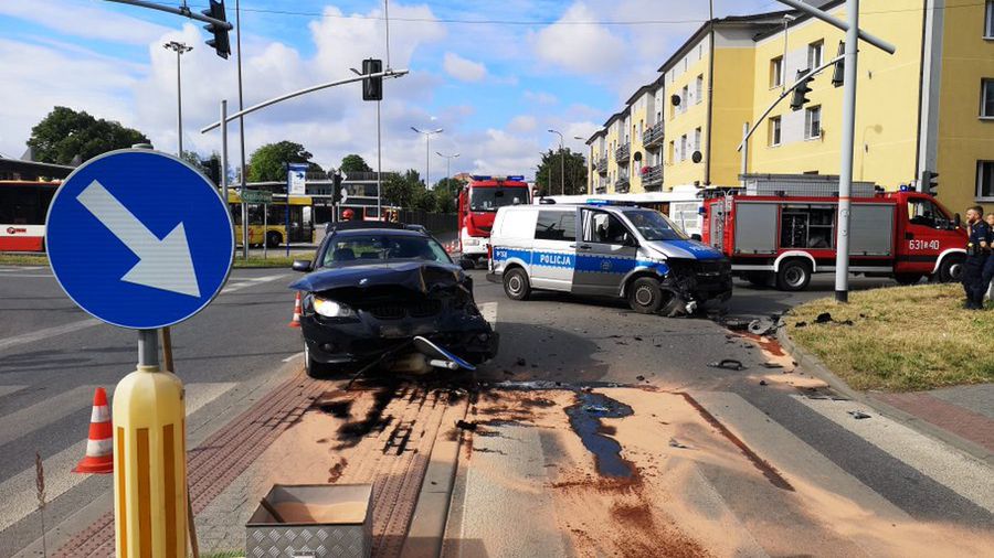 Wypadek w Tarnowskich Górach. Kierowca BMW wjechał w radiowóz. Policjanci zostali ranni
