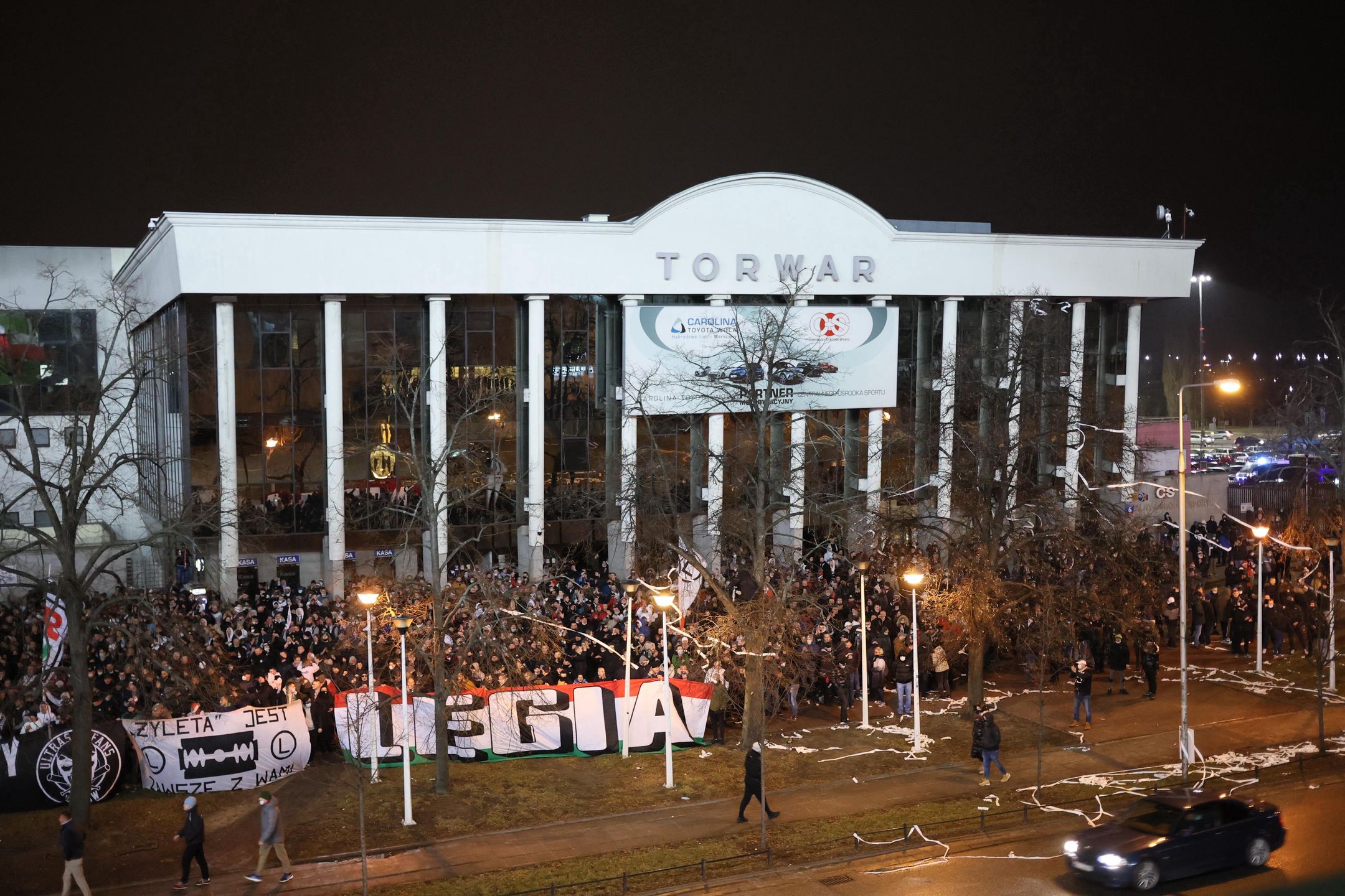Protest kibiców Legii pod stadionem