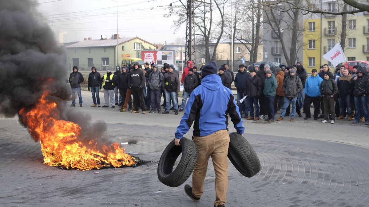 Bytom, 13.12.2016. Protest przed siedzibą Spółki Restrukturyzacji Kopalń.