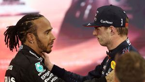 Rozmowa Lewisa Hamiltona z Maxem Verstappenem. Wiadomo, jaki był jej temat