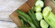 Wyrzucasz obierki z ogórków do kosza na śmieci? Możesz przez to sporo stracić