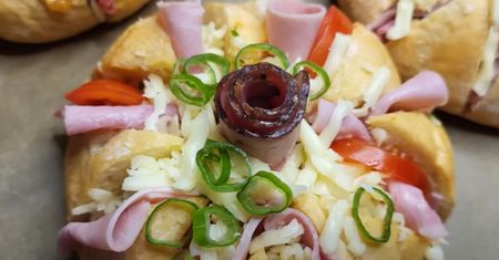 Nacinam czerstwe kajzerki i zapiekam. Rodzina prosi mnie o to śniadanie codziennie