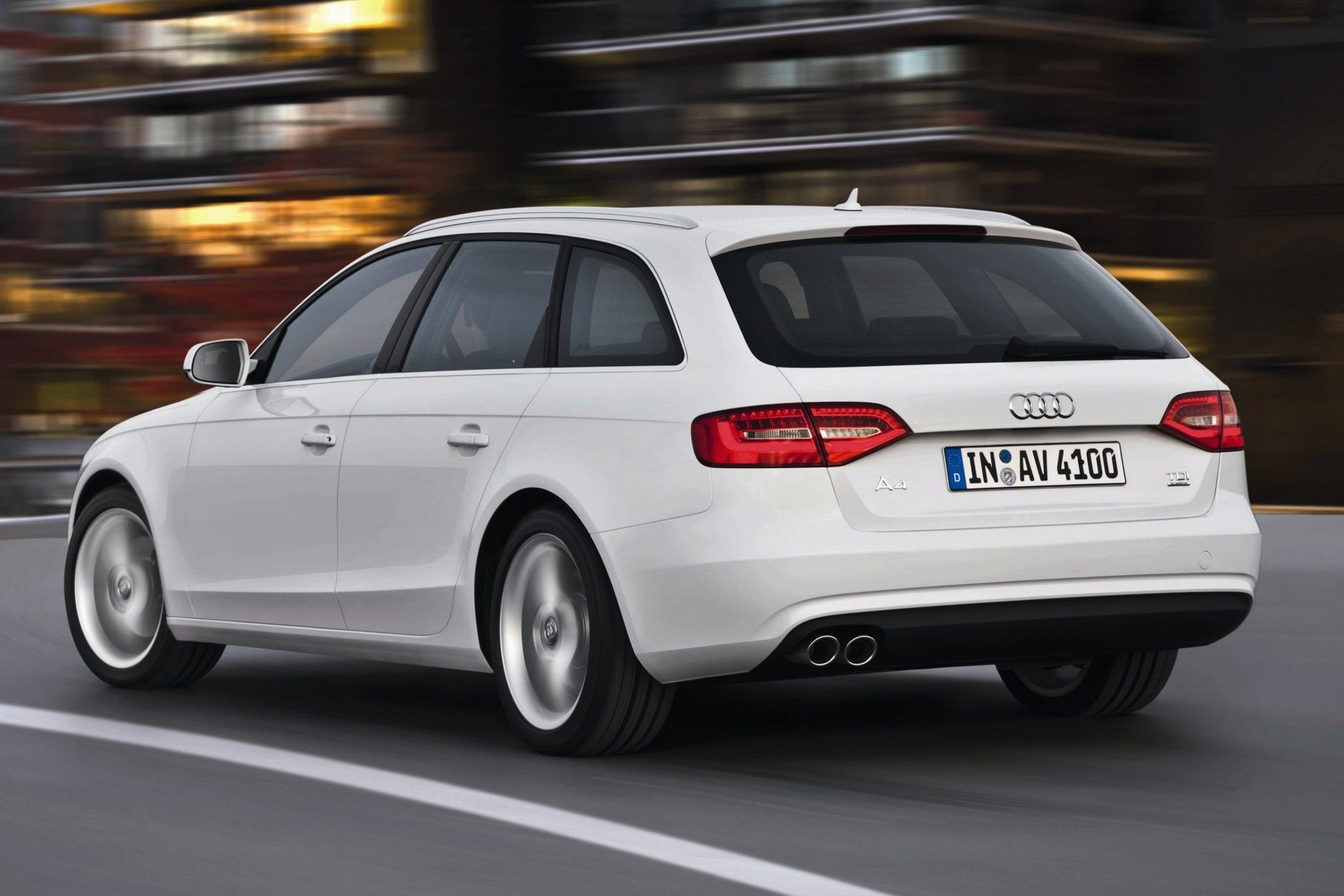 Audi A4 było oferowane jako sedan oraz kombi, natomiast rolę kabrioletu przejął bliźniaczy model A5. Dodatkowo był jeszcze uterenowiony Allroad.