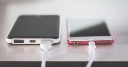 Ładujesz telefon w ten sposób? To nie jest do końca bezpieczne