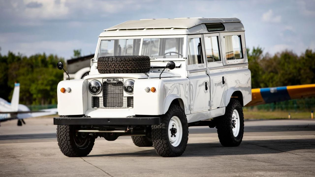 Land Rover Series IIA Project Henry pod pięknie odrestaurowanym nadwoziem skrywa potężne V8