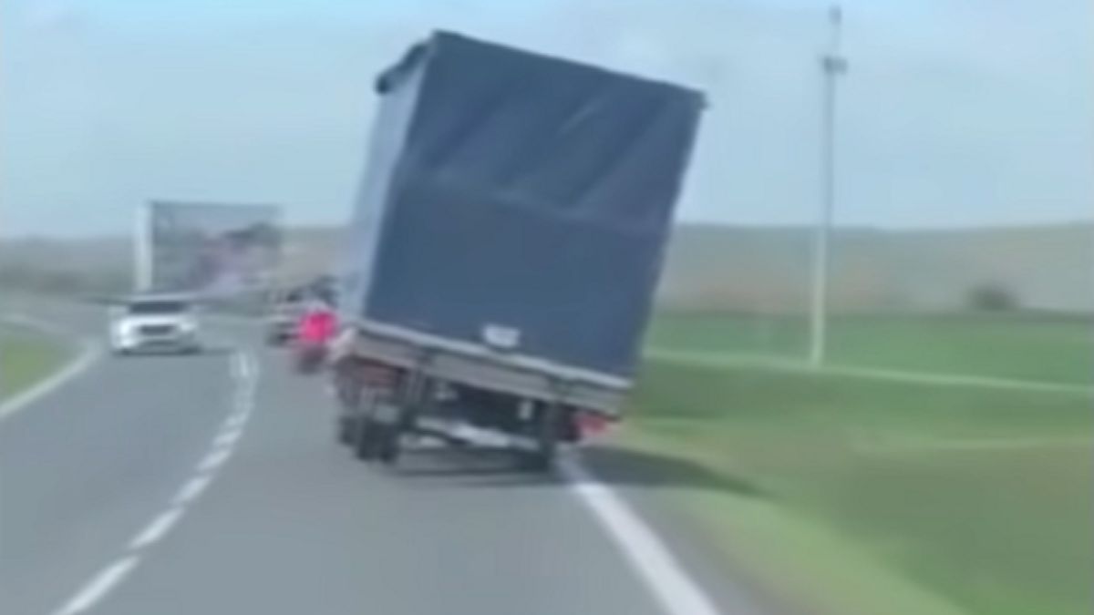 Potężne wichury nad Polską. Nie żyje kierowca ciężarówki.