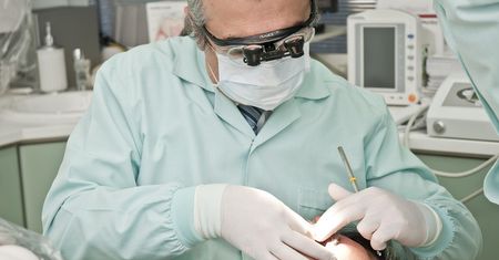 Fikcyjne zabiegi u 270 pacjentów. Dentysta miał wyłudzić 92 tys. zł z NFZ