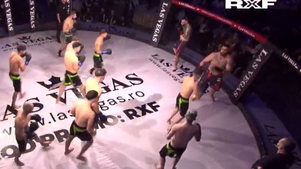 Walka dwóch zawodowców na 10 amatorów w Rumunii