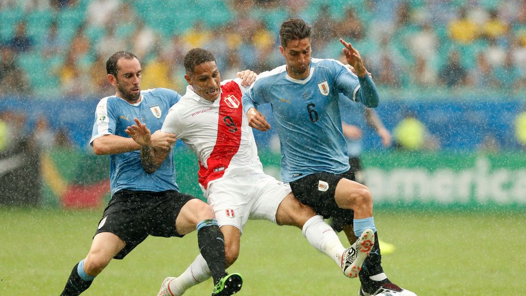 Getty Images / Wagner Meier / Na zdjęciu: (od lewej) Diego Godin,  Paolo Guerrero i Rodrigo Bentancur 