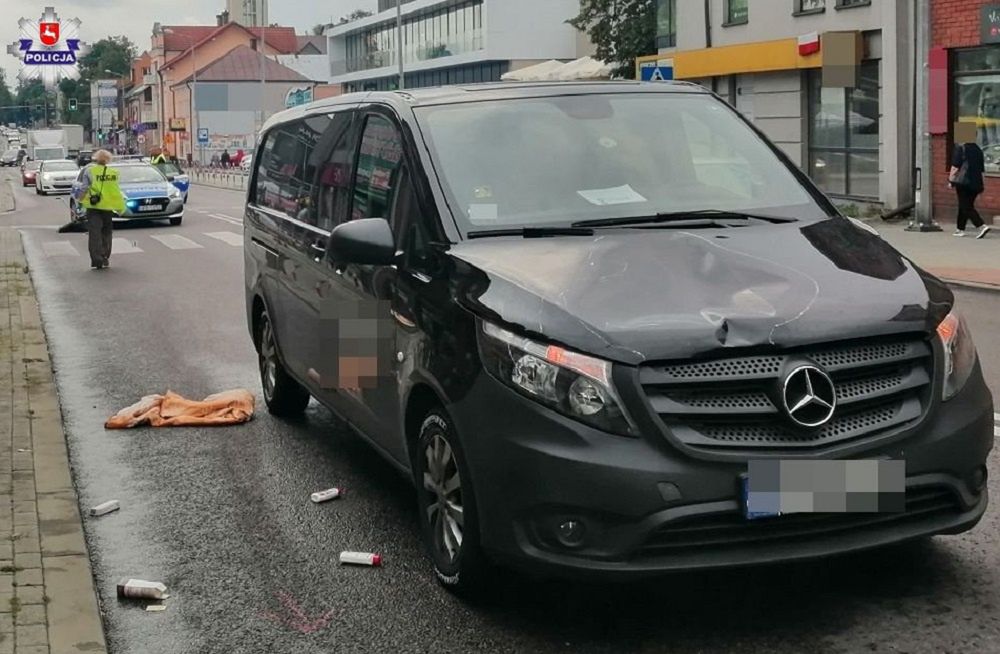 Tomaszów Lubelski. Karawan potrącił kobietę na pasach. "Kierowca twierdzi, że jej nie zauważył"