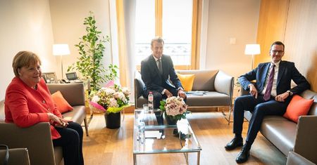 Angela Merkel dostała prezent od Morawieckiego. Wiadomo, co jej podarował