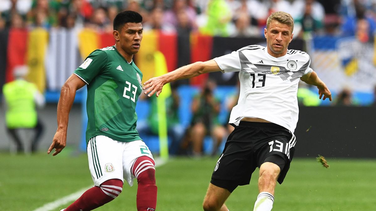 PAP/EPA / FACUNDO ARRIZABALAGA / Na zdjęciu: Jesus Gallardo (z lewej) oraz Thomas Mueller (z prawej)