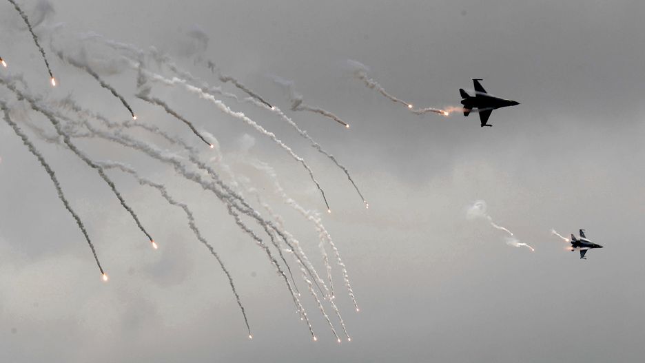 Myśliwce F-16. Zdjęcie ilustracyjne 
