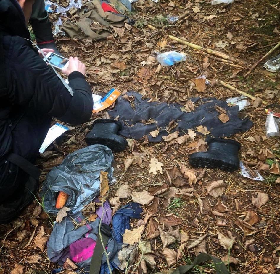 Maja Ostaszewska pokazuje pozostałości po obozach uchodźców