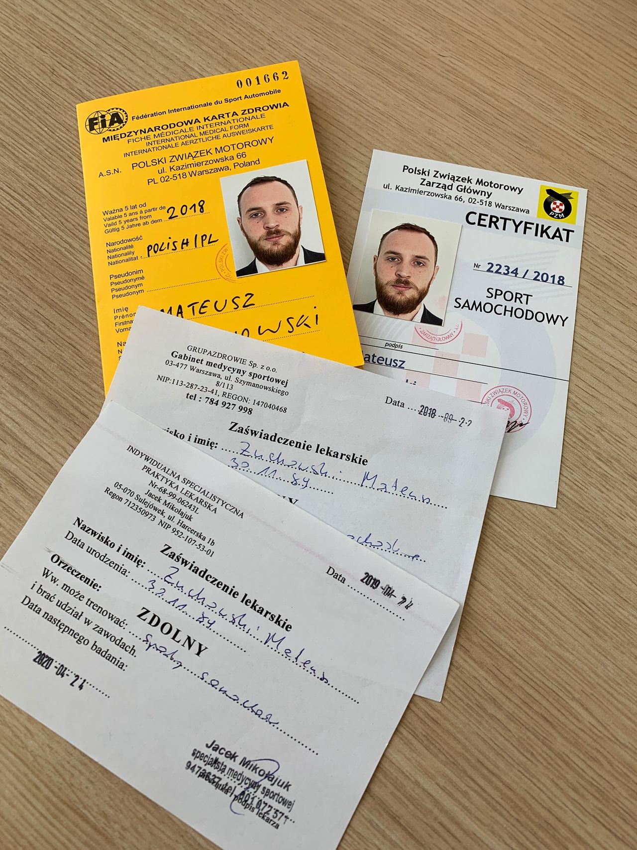 Zaświadczenia od lekarza wydawane są na formularzu oraz w "żółtej książeczce" (fot. Mateusz Żuchowski)