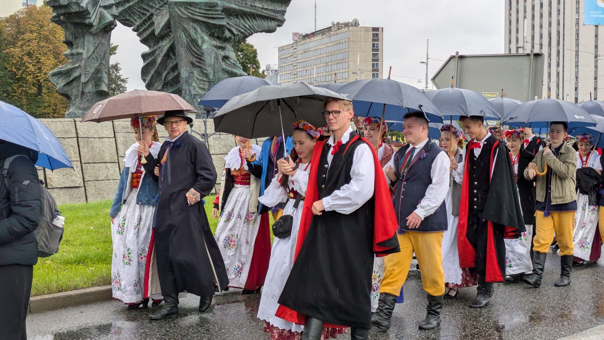 Przemarsz studentów w Katowicach w orszakach rektorskich