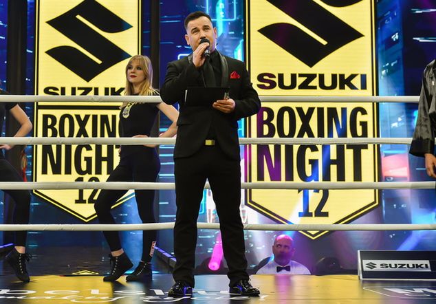 Marek Mateka jako konferansjer Suzuki Boxing Night (fot. Facebook / PZB)