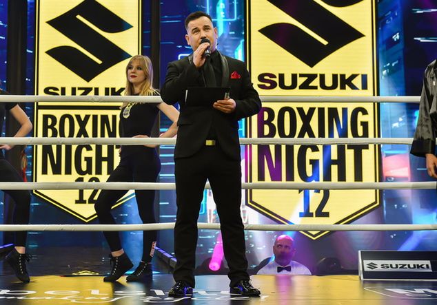 Marek Mateka jako konferansjer Suzuki Boxing Night (fot. Facebook / PZB)