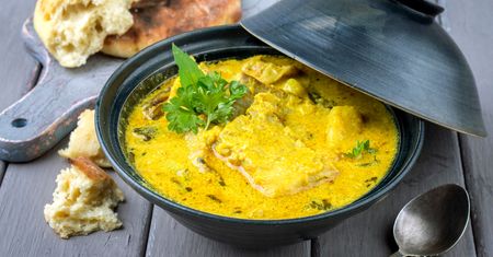 Żółte curry z rybą i fasolką szparagową
