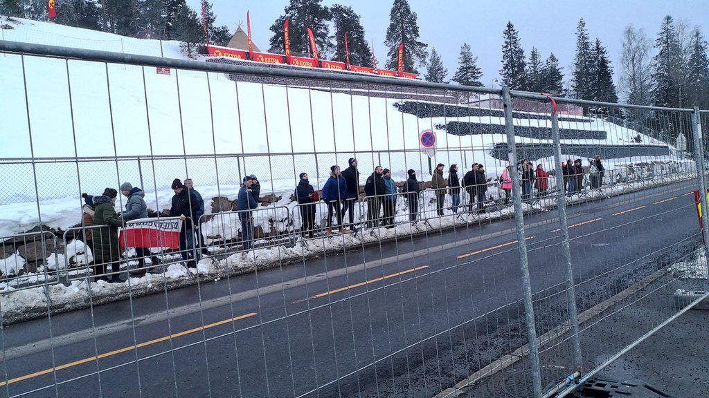 Zdjęcie okładkowe artykułu: Twitter / Dominik Formela/Skijumping.pl / Grupa kibiców pod skocznią w Oslo