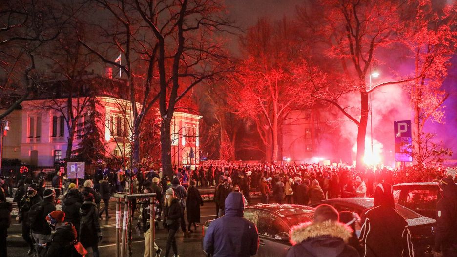 Protest OSK ph. "Blokada/Zostawiamy ?lady", kolejny po publikacji wyroku TK ws. aborcji
Fot. Jakub Kaminski/East News. Warszawa, 28.01.2021. Trybunal Konstytucyjny opublikowal 27 bm. uzasadnienie wyroku w sprawie aborcji. Kolejny protest zorganizowany przez Ogolnopolski Strajk Kobiet. 28 bm. ph. "Blokada/Zostawiamy slady". N/z zgromadzenie przed siedziba TK.
Jakub Kaminski