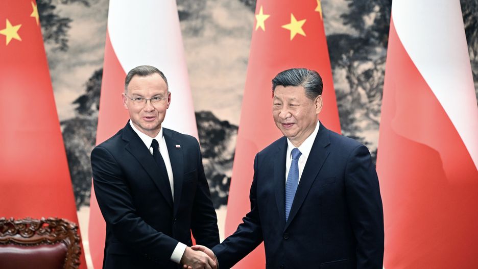 China's President Xi Jinping (R) and Poland's President Andrzej Duda (L) shake hands following a signing ceremony at the Great Hall of the People in Beijing, China, 24 June 2024. President Duda, who began his official visit to China on 22 June, will also address economic forums in Dalian and Shanghai. EPA/PEDRO PARDO / POOL Dostawca: PAP/EPA.