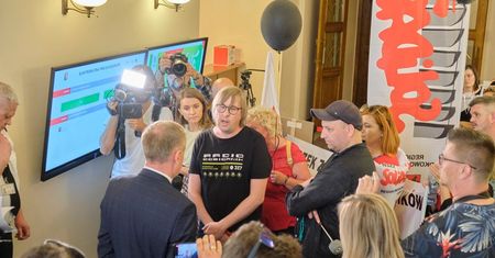Nikt z ratusza nie wyszedł do protestujących pracowników MOPR-u. Ci weszli na sesję rady miasta
