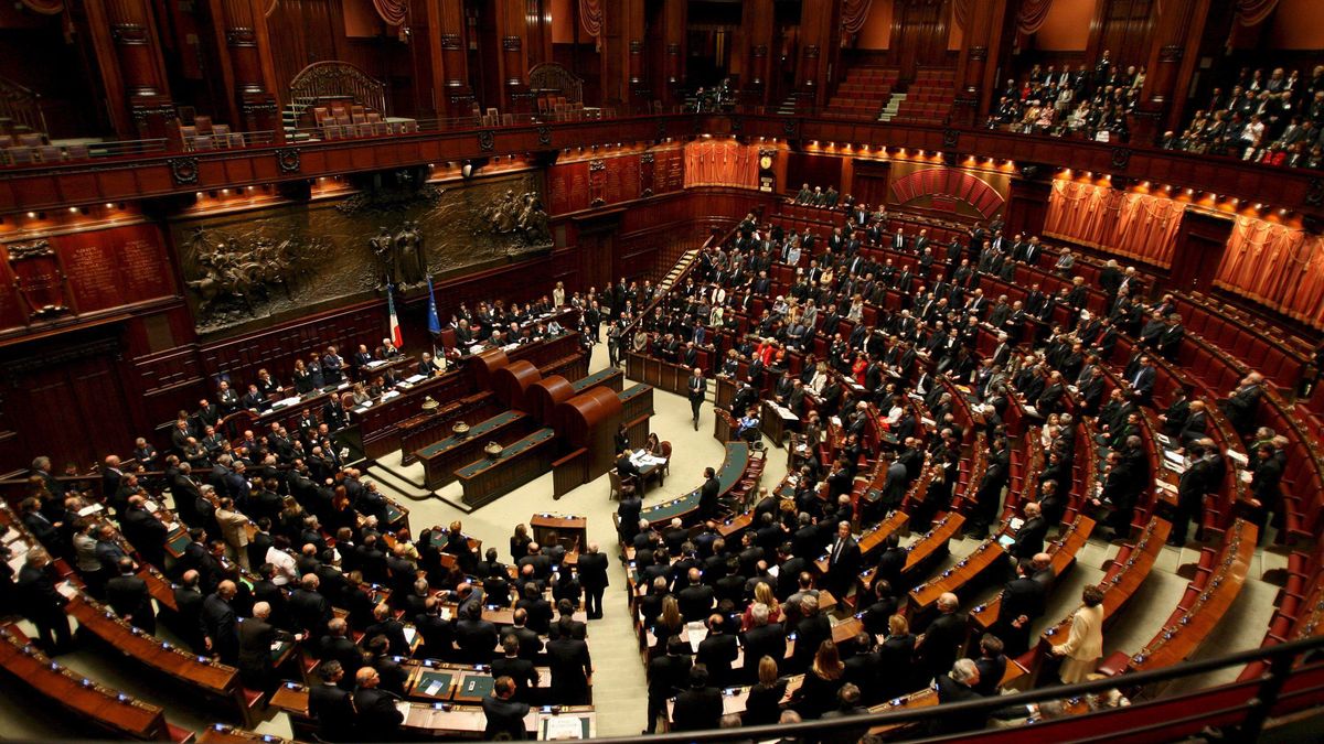 Nowy w�oski parlament XVI kadencji - obradyRzym, W�ochy, 29.04.2008. Obrady Izby Deputowanych w Rzymie, 29 bm. Nowy w�oski parlament XVI kadencji, wy�oniony w wyborach 13 i 14 kwietnia, rozpocz�� 29 bm. prace. (mr) PAP/EPA/MAURIZIO BRAMBATTI ***Zdj�cie do depeszy PAP pt. W�ochy/Parlament XVI kadencji rozpocz�� prace***MAURIZIO BRAMBATTI 