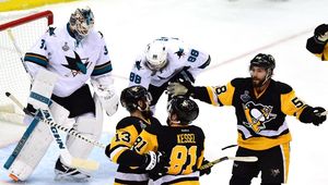 NHL: mistrzowie rozpoczęli play-off od wygranej. Świetny powrót Małkina