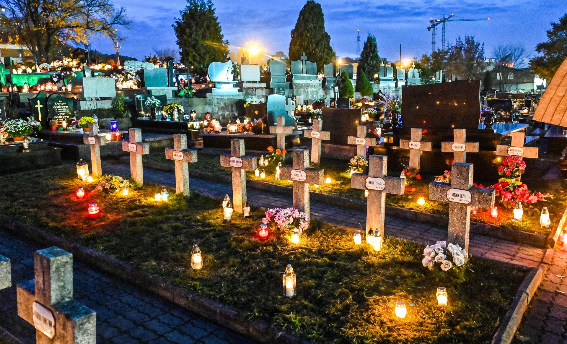 Cmentarz w Bydgoszczy po zmroku